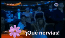 a group of people sitting in front of a sign that says en vivo on it