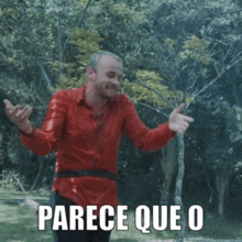 a man in a red shirt with parece que o written on his shirt