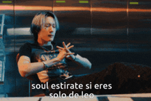 a man sitting in a chair with the words soul estirate si eres solo de leo written below him