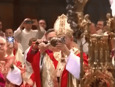 San Gennaro Sangue Miracolo Sciolto Duomo di Napoli Vescovo di Napoli Applausi