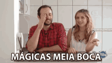 a man and a woman sit at a counter with the words magicas meia boca
