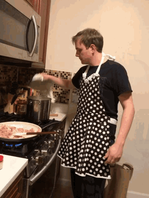 Hombre con delantal y sombrero de chef cocinando comida en la cocina hombre  guapo cocinando comida saludable en la cocina tipo