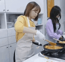 Kim Chaewon Cooking GIF - Kim Chaewon Cooking Le Sserafim GIFs
