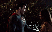 superman and lois hug hugging hugs couples