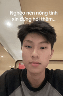 a young man is taking a selfie with the words ngheo nen nong tinh xin dung hoi them