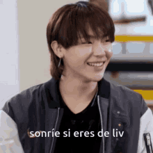 a young man with a mullet hairstyle is smiling and says sonrie si eres de liv .