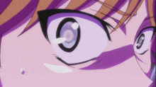 a close up of a person 's eye with the letter g in the corner