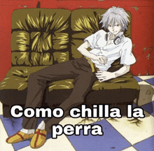 a picture of a man laying on a couch with the words como chilla la perra