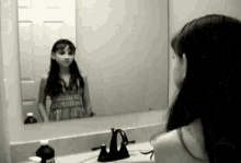 Look This Is You In The Past Hi GIF - Look This Is You In The Past Hi Mirror GIFs