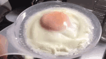 プルプル　目玉焼き 卵　朝ご飯 GIF - Egg Yolk Shake GIFs