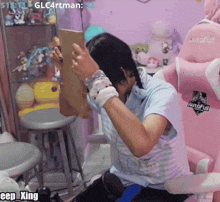 a person is sitting in front of a pink chair that says autofull