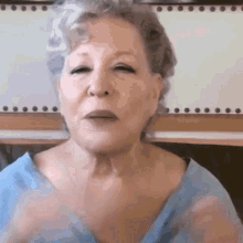 fake applause bette midler bustle not impressed clapping