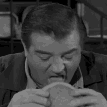 Disgusted Lou Costello GIF - Disgusted Lou Costello Abbott And Costello Meet The Mummy GIFs