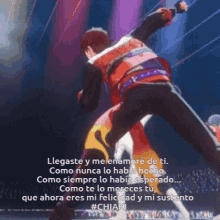 a man is dancing on a stage with a caption in spanish