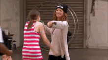 Anna Kendrick Hug GIF - Anna Kendrick Hug Pitchperfect GIFs