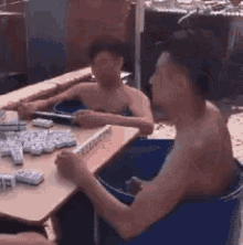 打麻将 洗澡 逗比 搞笑 赌 GIF - Play Mahjong Mahjong Gambling Addiction GIFs