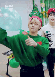Yeonjun Balloon Hit Yeonjun Christmas GIF - Yeonjun Balloon Hit Yeonjun Balloon Yeonjun Christmas GIFs