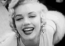 Pretty Marilyn Monroe GIF - Pretty Marilyn Monroe Kiss GIFs