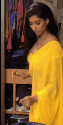 yellow saree aunty hot clevage