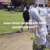 a group of people standing in a field with the words bukan temen namanya kalo belum pernah berangtem