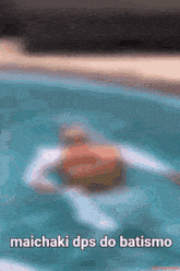 a blurry picture of a person in a pool with the words maichaki dps do batismo on the bottom