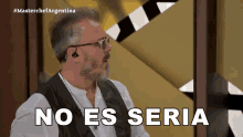 a man wearing ear buds says no es seria