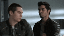 two men are standing next to each other with the words play filmes v2 on the bottom right