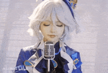 a girl singing into a microphone with the word bilibili in the corner