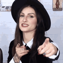 Lindsay Woods Important GIF - Lindsay Woods Important Importante GIFs