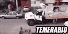 Conductor De Camion De Basura Temerario GIF - Temerario Camion De Basura GIFs