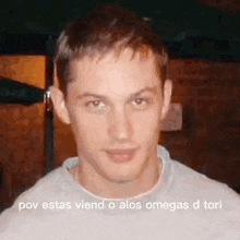 a close up of a man 's face with a caption that says pov estas viend o alos omegas d tori