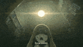 a woman in a hood says " eu ja entrei " in front of a light