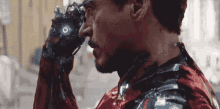 Tony Stark Quitandose Los Lentes Para Transformarse GIF