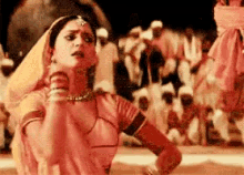 Gauri GIF - Dance Gauri Lagaan Bollywood GIFs