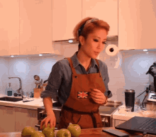 Apple Throw Showoff GIF - Apple Throw Showoff Catch And Throw GIFs