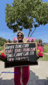 a man is holding a sign that says jun & bung chạy