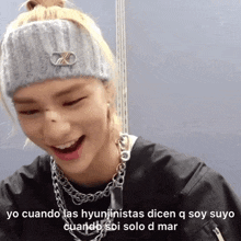 a woman wearing a headband and a necklace says yo cuando las hyunjinistas dicen q soy soyo