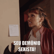 a woman in a red jacket says seu demonio sexista in spanish
