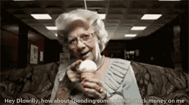 Бабушка ест мороженое. Бабка gif. Бабка смеется.
