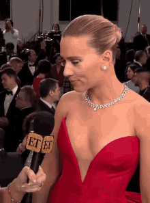 Scarlett Johansson Wink GIF - Scarlett Johansson Wink Smile GIFs