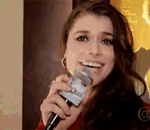 Alinne Moraes Cantando GIF - Alinne Moraes Cantando Singing GIFs