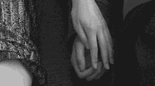 Tomar De La Mano GIF - Holding Hands Couple Sweet GIFs