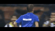 a blurry picture of a man in a blue jersey with the letter e on the back