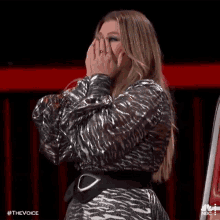 Hands Over Mouth Kelly Clarkson GIF - Hands Over Mouth Kelly Clarkson The Voice GIFs