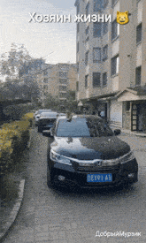a black honda accord is parked in front of a building in a foreign language