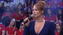 Falando No Microfone Mariana Ximenes Tv Globo GIF - Talking Microphone Tvglobo GIFs