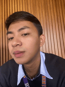 a young man with a lanyard around his neck that says ' bb ' on it