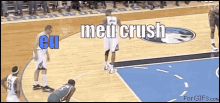 a basketball game is being played on a court that says meu crush eu