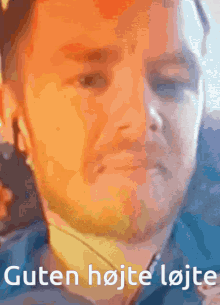 a close up of a man 's face with the words guten hoje løje written below him