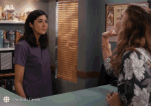 Unenthused High Five Alexis GIF - Unenthused High Five Alexis Alexis Rose GIFs